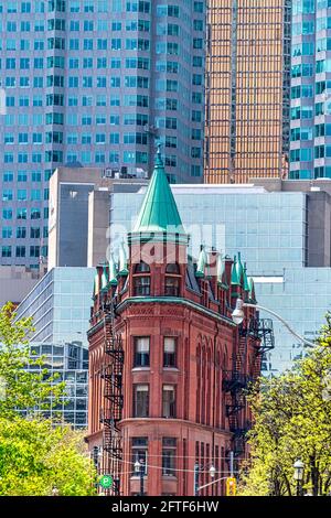 Das Flatiron- oder Gooderham-Gebäude in der Altstadt von Toronto, Kanada. Das alte Wahrzeichen ist ein Kulturerbe der Provinz Ontario. Stockfoto