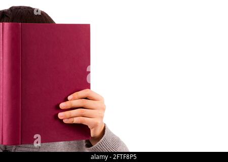 Hände, die gestapelte Bücher auf weißem Hintergrund halten Stockfoto