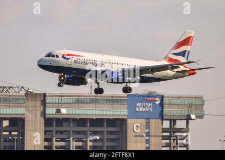 British Airways Airbus A319-Jet-Linienflugzeug G-EUPU landet am Flughafen London Heathrow, Großbritannien, über dem Flugzeughangar der British Airways-Wartungsbasis Stockfoto