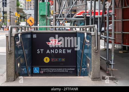 Der Eingang zur U-Bahn-Station Saint Andrew (Linie 2) Der Toronto Transit Commission (TTC) in Kanada Stockfoto