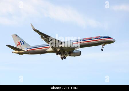 American Airlines Boeing 757 Airliner-Düsenflugzeug N191AN landet am Flughafen London Heathrow, Großbritannien, in blauem Himmel. Klassische Lackierung aus poliertem Aluminium Stockfoto