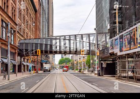 Die TEC-Brücke im Stadtzentrum von Toronto, Kanada. Die Struktur verbindet die Hudson‘s Bay Shopping Mall und das Toronto Eaton Centre (TEC) Stockfoto
