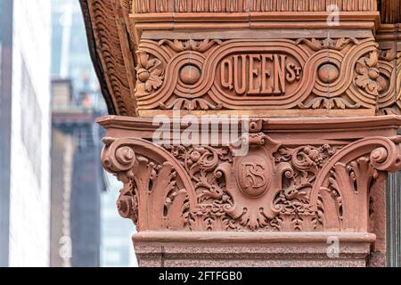 Architekturdetail eines Eckgebäudes an der Kreuzung von Queen Street und Yonge Street im Stadtzentrum von Toronto, Kanada Stockfoto