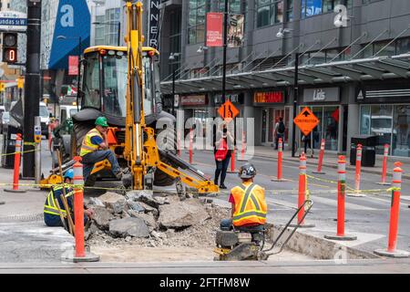 Baustelle an der Kreuzung Bloor und Dundas Street in der Innenstadt von Toronto, Kanada Stockfoto