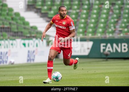 Jonathan TAH (LEV) im Einsatz mit Ball; Fußball 1. Bundesliga, 32. Spieltag, SV Werder Bremen (HB) - Bayer 04 Leverkusen (LEV) 0: 0, am 8. Mai 2021 in Bremen. Die DFL-Vorschriften verbieten die Verwendung von Fotos als Bildsequenzen und/oder quasi-Video Stockfoto