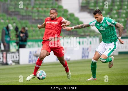 Jonathan TAH (LEV, links) gegen Davie SELKE (HB); Fußball 1. Bundesliga, 32. Spieltag, SV Werder Bremen (HB) - Bayer 04 Leverkusen (LEV) 0: 0, am 8. Mai 2021 in Bremen/Deutschland. Die DFL-Vorschriften verbieten die Verwendung von Fotos als Bildsequenzen und/oder quasi-Video Stockfoto