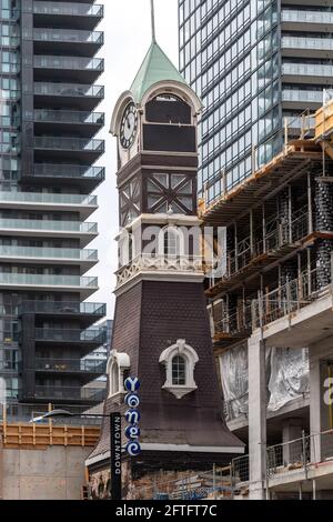 Heritage Tower einer ehemaligen Feuerwache in der Yonge Street, Toronto Downtown, Kanada. Es wird in ein gemischtes Architekturprojekt integriert, um dies zu erreichen Stockfoto