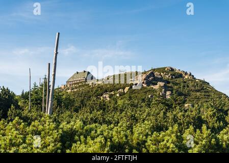 Szrenica Hügel mit Felsformationen und Hütte in Karkonosze Berge In Polen am Sommerabend mit klarem Himmel Stockfoto