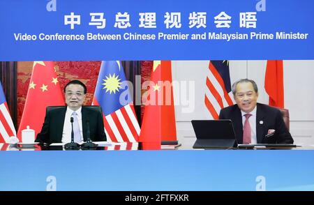 Peking, China. Mai 2021. Der chinesische Premierminister Li Keqiang trifft sich mit dem malaysischen Premierminister Muhyiddin Yassin über einen Videolink in Peking, der Hauptstadt Chinas, am 21. Mai 2021. Quelle: Ding Haitao/Xinhua/Alamy Live News Stockfoto