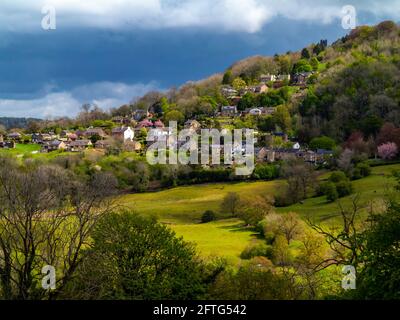 Blick über Felder in Richtung Starkholmes Dorf von Matlock Bath im Derbyshire Dales Peak District England mit Bäumen in Frühlingsfarben. Stockfoto