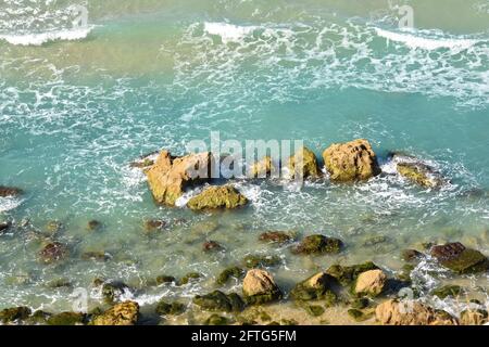 Mediterrane felsige Meeresküste Stockfoto