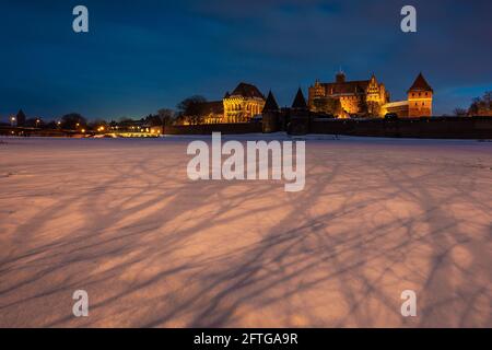 Schloss Malbork. Größte Burg Europas auch bekannt als die Burg des Deutschen Ordens in Malbork bei Sonnenaufgang in der Wintersaison. Pommersche Woiwode Stockfoto