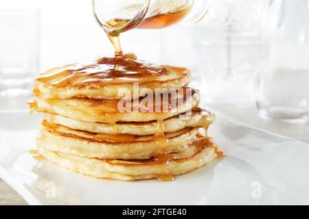 Stapel Buttermilch-Pfannkuchen mit Sirup gießen Stockfoto