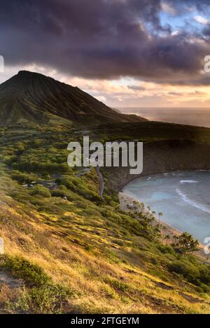 Ruhiger, ruhiger Sonnenaufgang über der Hanauma Bay, einem der beliebtesten Reiseziele für Schnorcheln und Schwimmen, und dem Koko Head Crater, Oahu, Honolulu, Hawaii, USA Stockfoto