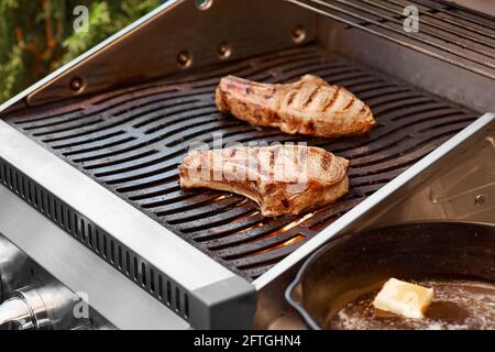 Ahorn-Schweinelappen auf Grill Stockfoto