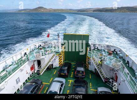 Blick vom Heck der MV Finlaggan Roll on Roll off Autofähre auf dem Weg nach Islay von Kennacraig, Argyll. Stockfoto