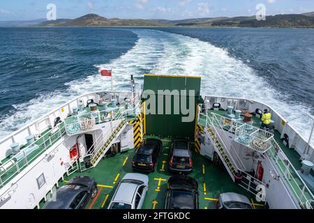 Blick vom Heck der MV Finlaggan Roll on Roll off Autofähre auf dem Weg nach Islay von Kennacraig, Argyll. Stockfoto