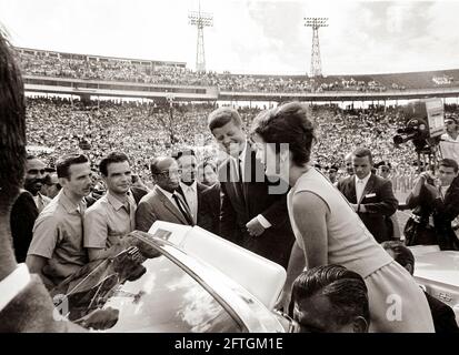 29DEC1962 - Präsident John F. Kennedy und First Lady Jacqueline Kennedy stehen im offenen Wagen, um Mitglieder der kubanischen Invasionsbrigade 2506 im Orange Bowl Stadium in Miami, Florida, zu begrüßen. Bitte schreiben Sie 'Cecil Stoughton. Fotografien Des Weißen Hauses. Stockfoto