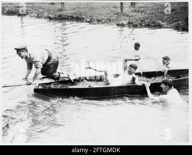 World war One, WWI, Western Front - Spaß auf dem Wasser in einem kleinen Boot Stockfoto