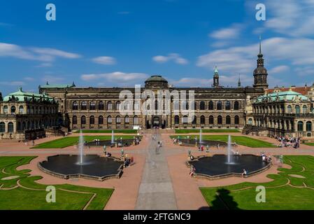 Fragment des Zwinger-Schlosses und Bau der Gemäldegalerie Alte Meister in Dresden Stockfoto