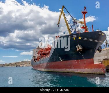 Tanker. Isoliert. Wolkenlandschaft im Hintergrund. Flüssiggas-Tanker, der in der griechischen Werft Aegean Shipyard festgemacht wurde. Stockbild. Stockfoto