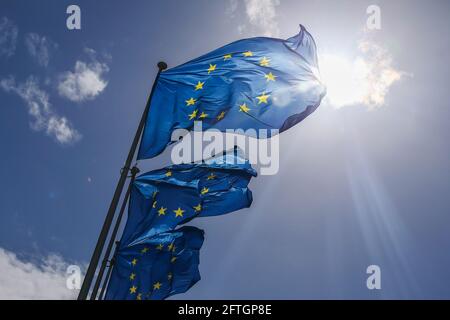 Brüssel, Belgien. Mai 2021. Flaggen der Europäischen Union fliegen vor dem EU-Hauptquartier in Brüssel, Belgien, 21. Mai 2021. Die Europäische Union (EU) hat am Donnerstag empfohlen, ihre Außengrenzen für nicht notwendige Reisen in den Block zu öffnen, wenn Reisende vollständig gegen COVID-19 geimpft wurden. Quelle: Zheng Huansong/Xinhua/Alamy Live News Stockfoto