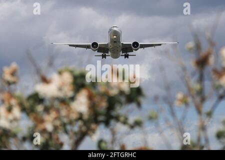 Brüssel, Belgien. Mai 2021. Ein Flug von Qatar Airways bereitet sich auf die Landung am Flughafen Brüssel in Zaventem, Belgien, vor, 21. Mai 2021. Die Europäische Union (EU) hat am Donnerstag empfohlen, ihre Außengrenzen für nicht notwendige Reisen in den Block zu öffnen, wenn Reisende vollständig gegen COVID-19 geimpft wurden. Quelle: Zheng Huansong/Xinhua/Alamy Live News Stockfoto