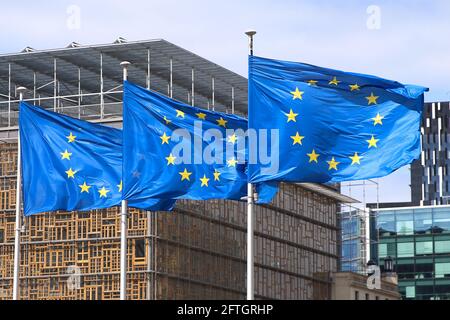 Brüssel, Belgien. Mai 2021. Flaggen der Europäischen Union fliegen vor dem EU-Hauptquartier in Brüssel, Belgien, 21. Mai 2021. Die Europäische Union (EU) hat am Donnerstag empfohlen, ihre Außengrenzen für nicht notwendige Reisen in den Block zu öffnen, wenn Reisende vollständig gegen COVID-19 geimpft wurden. Quelle: Zheng Huansong/Xinhua/Alamy Live News Stockfoto