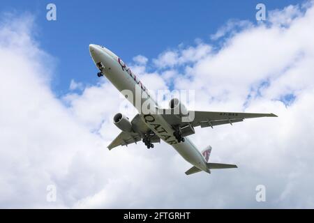 Brüssel, Belgien. Mai 2021. Ein Flug von Qatar Airways bereitet sich auf die Landung am Flughafen Brüssel in Zaventem, Belgien, vor, 21. Mai 2021. Die Europäische Union (EU) hat am Donnerstag empfohlen, ihre Außengrenzen für nicht notwendige Reisen in den Block zu öffnen, wenn Reisende vollständig gegen COVID-19 geimpft wurden. Quelle: Zheng Huansong/Xinhua/Alamy Live News Stockfoto