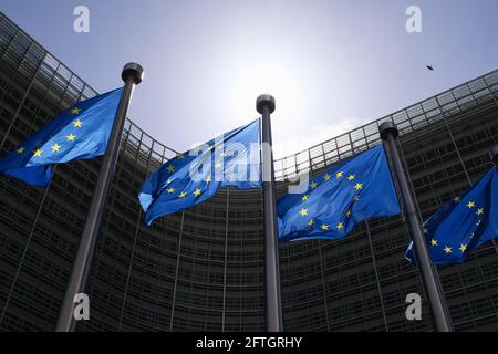 Brüssel, Belgien. Mai 2021. Flaggen der Europäischen Union fliegen vor dem EU-Hauptquartier in Brüssel, Belgien, 21. Mai 2021. Die Europäische Union (EU) hat am Donnerstag empfohlen, ihre Außengrenzen für nicht notwendige Reisen in den Block zu öffnen, wenn Reisende vollständig gegen COVID-19 geimpft wurden. Quelle: Zheng Huansong/Xinhua/Alamy Live News Stockfoto