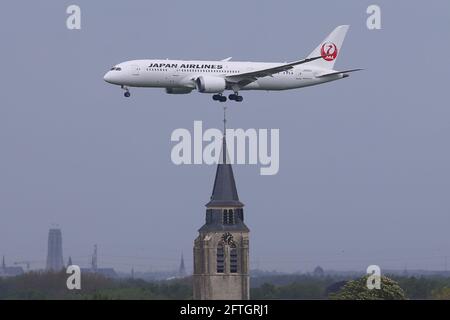 Brüssel, Belgien. Mai 2021. Ein Flug von Japan Airlines nähert sich dem Brüsseler Flughafen in Zaventem, Belgien, 21. Mai 2021. Die Europäische Union (EU) hat am Donnerstag empfohlen, ihre Außengrenzen für nicht notwendige Reisen in den Block zu öffnen, wenn Reisende vollständig gegen COVID-19 geimpft wurden. Quelle: Zheng Huansong/Xinhua/Alamy Live News Stockfoto