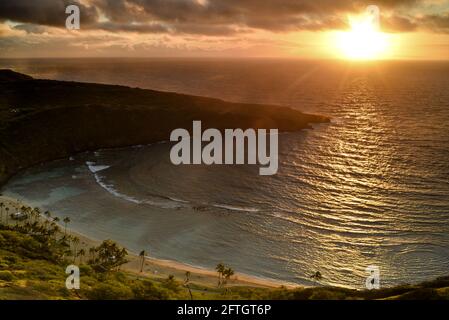 Luftaufnahme von ruhigen, ruhigen Sonnenaufgang über Hanauma Bay, einem Top-Reiseziel für Schnorcheln Schwimmen, Sonnenstrahlen auf dem Wasser, Oahu, Honolulu, Hawaii, USA Stockfoto