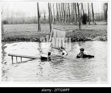 Erster Weltkrieg, 1. Weltkrieg, Westfront - EIN selbst gemachtes Boot sinkt, Erholung. Stockfoto