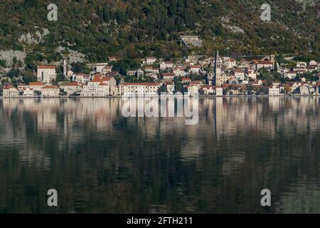 Die Altstadt von Perast am Ufer der Bucht von Kotor, Montenegro. Die antike Architektur der Adria und des Balkans Stockfoto