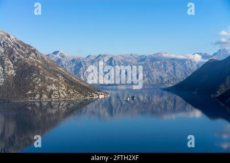 Altstadt Perast in der Bucht von Kotor, Kirche und zwei Inseln mit St. George's Kloster Stockfoto