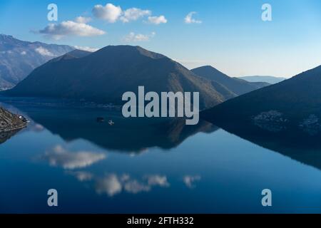 Altstadt Perast in der Bucht von Kotor, Kirche und zwei Inseln mit St. George's Kloster Stockfoto