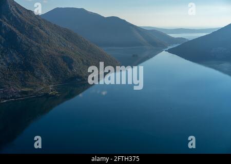 Altstadt Perast in der Bucht von Kotor, Kirche und zwei Inseln mit St. George's Kloster Stockfoto