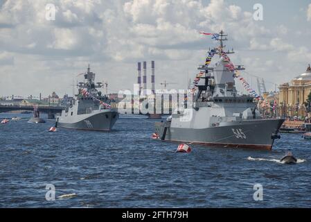 SANKT PETERSBURG, RUSSLAND - 30. JULI 2017: Russische Kriegsschiffe im Wassergebiet der Newa. Navy Day in St. Petersburg Stockfoto
