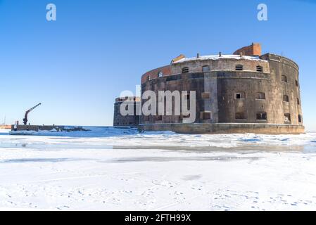 Die alte Seefestung "Kaiser Alexander der erste" (Pest) an einem sonnigen Märztag. Seitenansicht. Kronshtadt, Russland Stockfoto