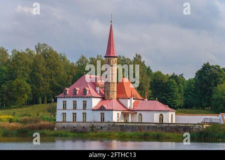 Priory Palace an einem bewölkten Septembermorgen. Gatchina. Leningrad, Russland Stockfoto