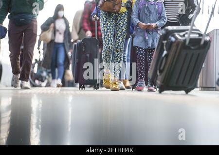 Frankfurt, Deutschland. 21 2021. Mai: Reisende und Pendler werden heute Nachmittag auf einer Strecke am Frankfurter Hauptbahnhof gesehen. Foto: Frank Rumpenhorst/dpa Quelle: dpa picture Alliance/Alamy Live News Stockfoto