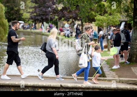 Menschenmassen im Cotswold-Dorf Bourton-on-the-Water, das gerade erlebt Beispiellose Besucherzahlen während der Coronavirus-Pandemie Stockfoto