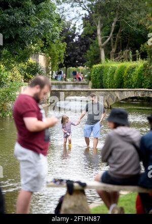 Szenen im Cotswold-Dorf Bourton-on-the-Water, das gerade erlebt wird Beispiellose Besucherzahlen während der Coronavirus-Pandemie Stockfoto