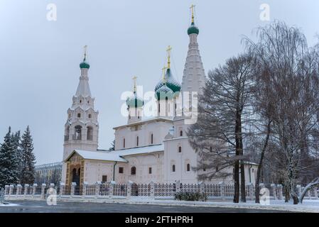 Die alte Kirche von Elijah, dem Propheten, an einem bewölkten Januartag. Jaroslawl, Goldener Ring Russlands Stockfoto