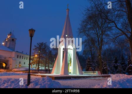 JAROSLAWL, RUSSLAND - 05. JANUAR 2021: Kapelle der Ikone der Gottesmutter von Kasan in der Januarnacht. Goldener Ring von Russland Stockfoto