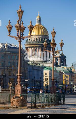 Alte Laternen des Palastplatzes vor der Kulisse der Kuppel der Isaakskathedrale an einem sonnigen Aprilmorgen. St. Petersburg, Russland Stockfoto