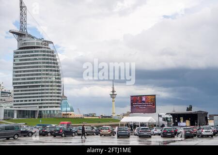 Bremerhaven, Deutschland. Mai 2021. Absolventinnen und Absolventen der Hochschule Bremerhaven nehmen an einer Abschiedszeremonie und der Verleihung von Zertifikaten in Autos auf dem Willy-Brandt-Platz Teil. Die Teilnehmer konnten die Zeremonie vom Auto aus auf einer Bühne und über einen Bildschirm verfolgen. Quelle: Sina Schuldt/dpa/Alamy Live News Stockfoto