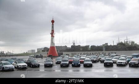 Bremerhaven, Deutschland. Mai 2021. Absolventinnen und Absolventen der Hochschule Bremerhaven nehmen an einer Abschiedszeremonie und der Verleihung von Zertifikaten in Autos auf dem Willy-Brandt-Platz Teil. Die Teilnehmer konnten die Zeremonie vom Auto aus auf einer Bühne und über einen Bildschirm verfolgen. Quelle: Sina Schuldt/dpa/Alamy Live News Stockfoto