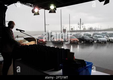 Bremerhaven, Deutschland. Mai 2021. Absolventinnen und Absolventen der Hochschule Bremerhaven nehmen an einer Abschiedszeremonie und der Verleihung von Zertifikaten in Autos auf dem Willy-Brandt-Platz Teil. Die Teilnehmer konnten die Zeremonie vom Auto aus auf einer Bühne und über einen Bildschirm verfolgen. Quelle: Sina Schuldt/dpa/Alamy Live News Stockfoto