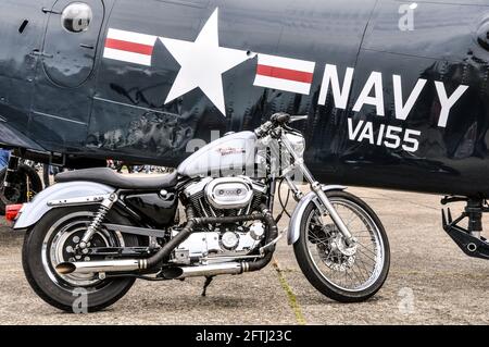 Harley Davidson 1200 Motorrad mit einem US Navy Kampfflugzeug mit Stern und Bar amerikanischen Abzeichen. US Navy Flugzeug und USA Motorrad Stockfoto